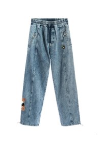 Joggers de mezclilla azul claro con una cinturilla elástica, cordón, cremalleras laterales y un parche de oso de peluche en la pierna izquierda.