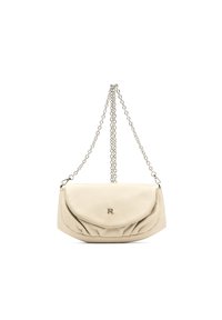 Beige læderhåndtaske med et plisseret frontdesign, sølvkædetræk og et logo-akkent på forsiden. Glat tekstur og rund form.