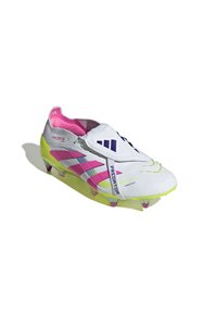 Chaussure de soccer blanche avec des accents roses et jaunes, tige texturée et crampons. Avec le logo "Predator" sur le côté.