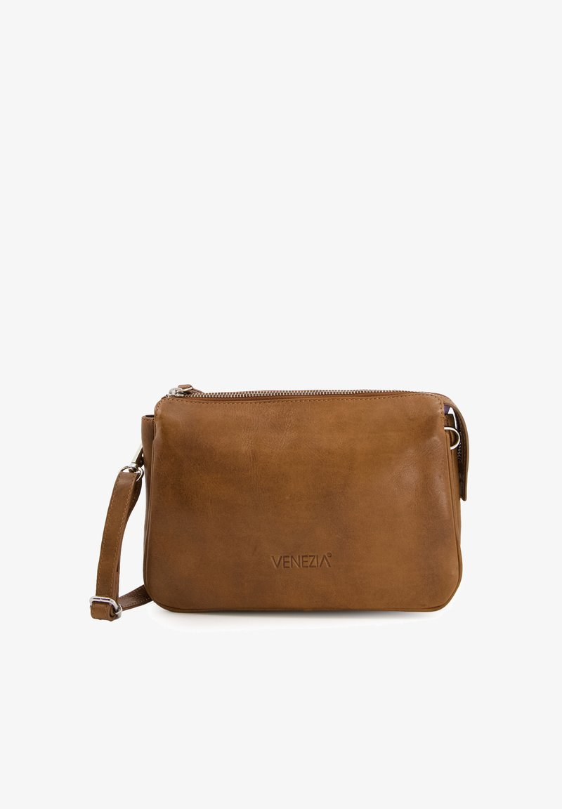 Sac bandoulière en cuir marron avec une texture lisse, fermeture éclair et bandoulière réglable. Présente le logo "VENEZIA" embossé sur le devant.