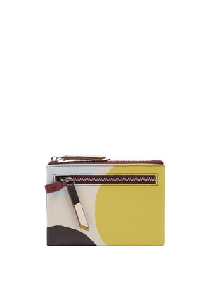 Prostokątny skórzany portfel z przednią kieszenią na suwak, wielokolorowy, abstrakcyjny wzór w żółtym, czarnym, beżowym i jasnoniebieskim kolorze oraz suwakiem w kolorze bordowym.