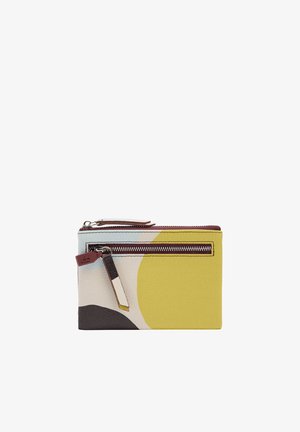 Prostokątny skórzany portfel z przednią kieszenią na suwak, wielokolorowy, abstrakcyjny wzór w żółtym, czarnym, beżowym i jasnoniebieskim kolorze oraz suwakiem w kolorze bordowym.
