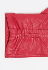 Guante de cuero rojo con detalle de costura fruncida en la muñeca. Textura suave y lisa con un acabado ligeramente brillante.