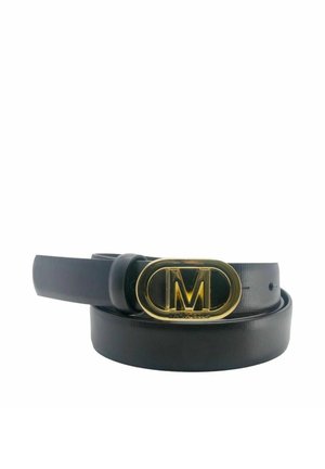 Cintura in pelle nera arrotolata con fibbia ovale dorata con una grande "M" e scritto "Marc Ellis" inciso sotto la lettera.