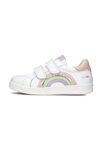Weißer Sneaker mit zwei Klettverschlüssen, der ein mehrfarbiges Regenbogenmuster in Pink, Grün, Lavendel und silbernen Akzenten aufweist.