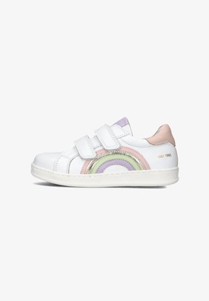 Witte sneaker met twee klittenbandsluitingen, voorzien van een multicolore regenboogontwerp in roze, groen, lavendel en zilveren accenten.