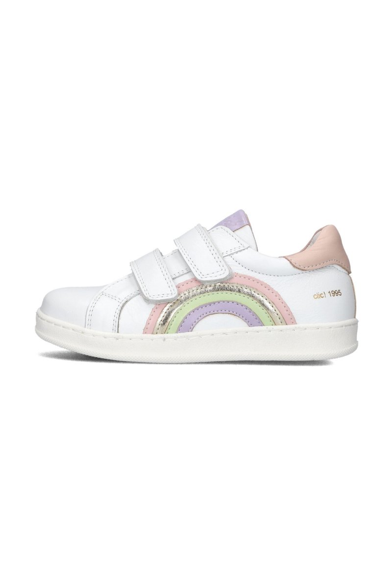 Weißer Sneaker mit zwei Klettverschlüssen, der ein mehrfarbiges Regenbogenmuster in Pink, Grün, Lavendel und silbernen Akzenten aufweist.