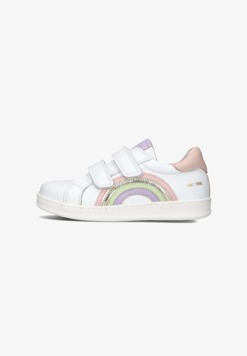 Weißer Sneaker mit zwei Klettverschlüssen, der ein mehrfarbiges Regenbogenmuster in Pink, Grün, Lavendel und silbernen Akzenten aufweist.
