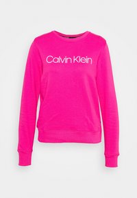 Roze katoenen sweatshirt met een ronde hals, lange mouwen en een witte "Calvin Klein"-logo over de borst. Zachte textuur en geribbelde manchetten.