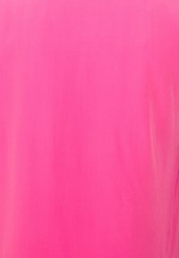 Tissu rose vif avec une texture lisse, présentant une couleur uniforme sans motifs ni accents visibles.