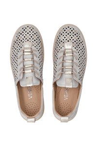 Helle graue Schuhe mit perforiertem Lederoberteil, metallischen Akzenten und flachen Sohlen. Verfügt über ein Schnürdesign mit einer Schlaufe als Ziehhilfe an der Ferse.
