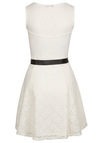 Biała koronkowa sukienka z dopasowanym gorsetem, rozkloszowanym dołem i czarnym satynowym paskiem w talii. Posiada okrągły dekolt oraz teksturowany materiał.