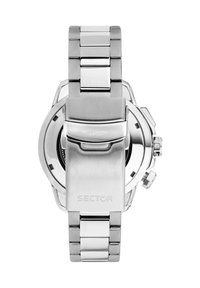 Orologio in acciaio inox argentato con bracciale in metallo lucido, dotato di una chiusura rettangolare, logo del marchio e quadrante rotondo.