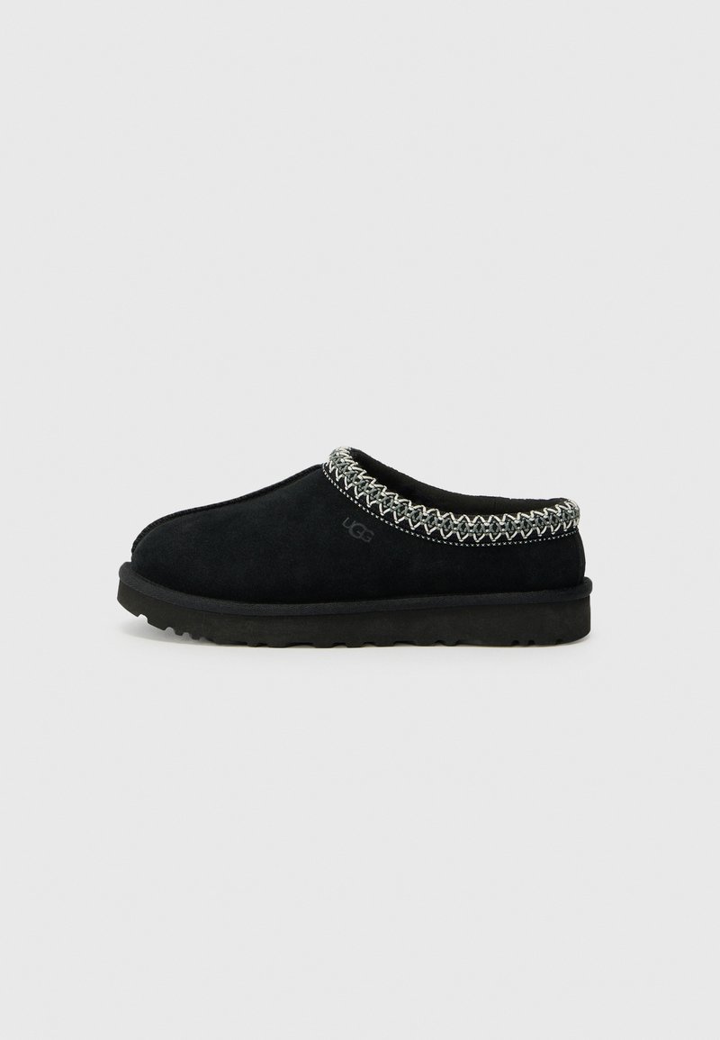 Clog-uri negre din suede, cu slip-on, care prezintă un accent împletit texturat pe guler și o talpă din cauciuc negru cu un tread decorat.