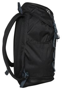 Svart tygryggsäck med zip-öppning, sidoficka i mesh och justerbara remmar. Har sömnadsdetaljer i mörkgrått.