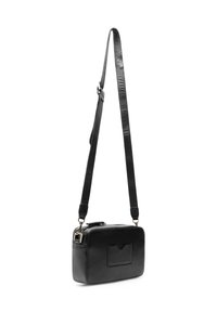 Mustan nahkaisen olkalaukun suorakulmainen muoto, säädettävä hihna, ylhäällä vetoketju ja etutasku. Sileä pinta ja minimalistinen muotoilu.