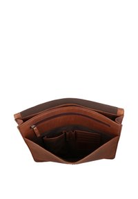 Mallette en cuir marron ouverte montrant plusieurs compartiments, y compris une poche zippée, des emplacements pour cartes et des porte-stylos à l’intérieur.