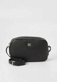 Μαύρη δερμάτινη τσάντα χιαστί με υφή, κλείσιμο με φερμουάρ, ασημένιο λογότυπο και ρυθμιζόμενο λουρί για ευέλικτο φορεμα. Ορθογώνιο σχήμα.