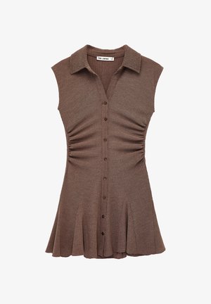 Robe marron texturée sans manches avec col, côtés froncés, boutonnage devant et ourlet évasé.