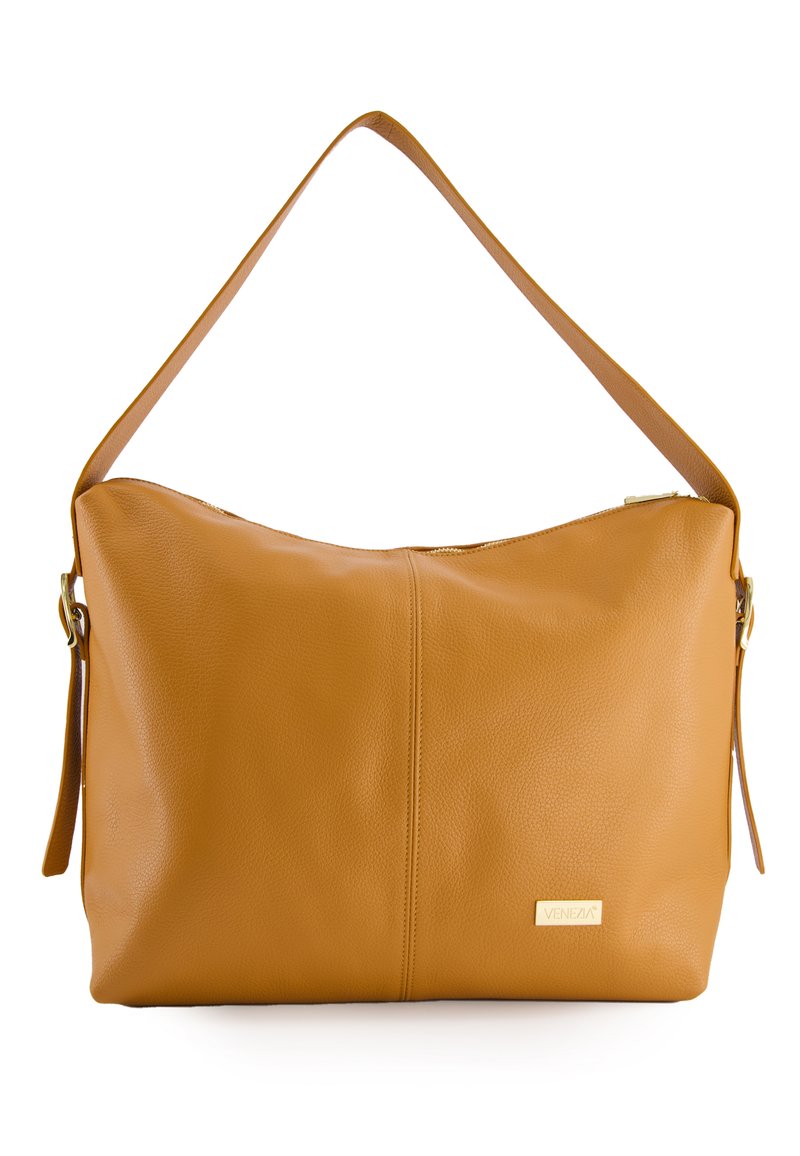 Tote aus braunem Leder mit glatter Textur, Reißverschluss und einem einzigen Schultergurt. Auf der Seite befindet sich eine kleine goldene Logo-Plakette.