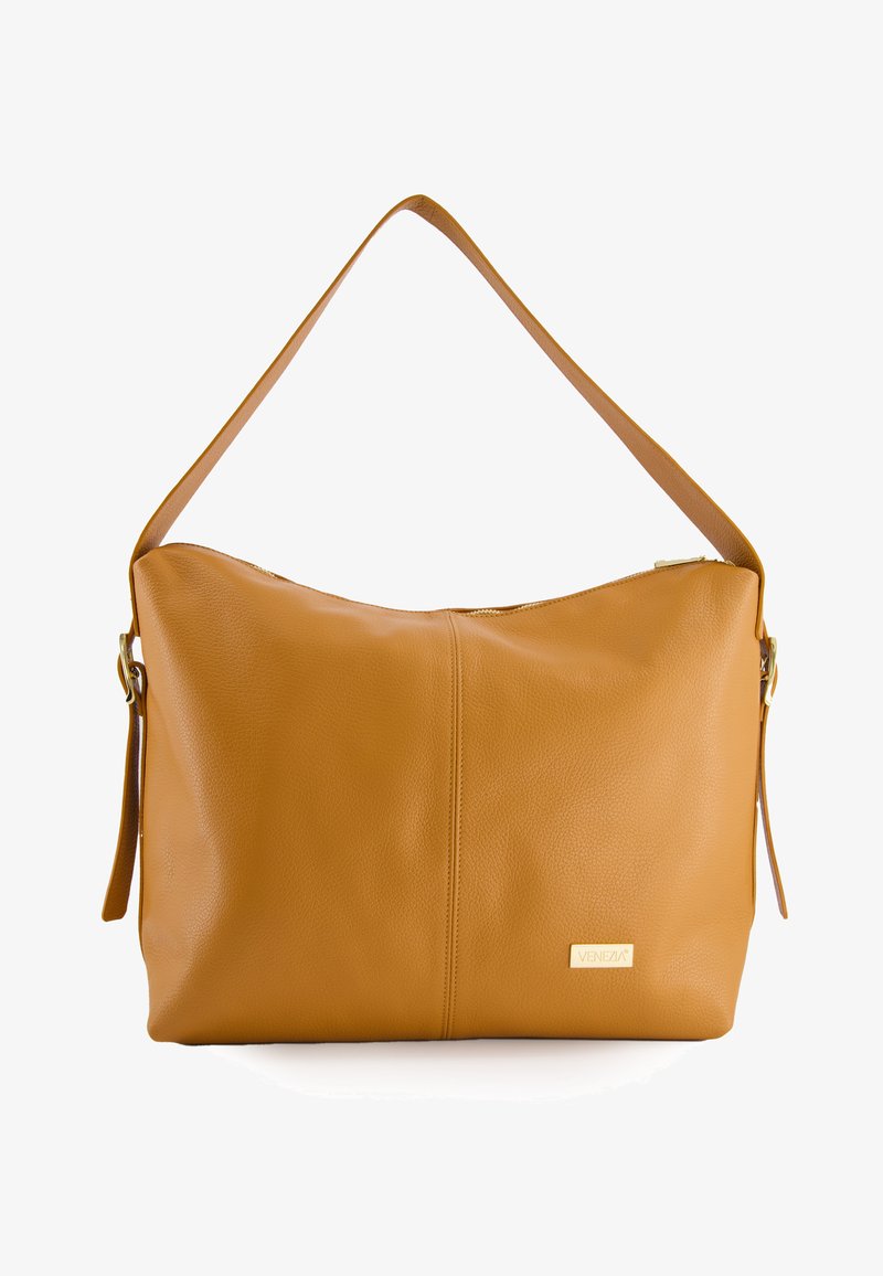 Tote aus braunem Leder mit glatter Textur, Reißverschluss und einem einzigen Schultergurt. Auf der Seite befindet sich eine kleine goldene Logo-Plakette.