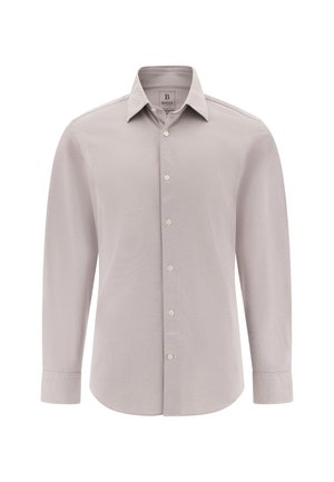 Camisa de botón de manga larga color gris claro, hecha de tela texturizada. Presenta un cuello inglés y cierre de botón estándar.