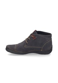 Bottes de cheville en suede gris foncé avec des coutures brunes. Présentent un bout pointu et un design à lacets. Accent de panneau latéral en bourgogne.