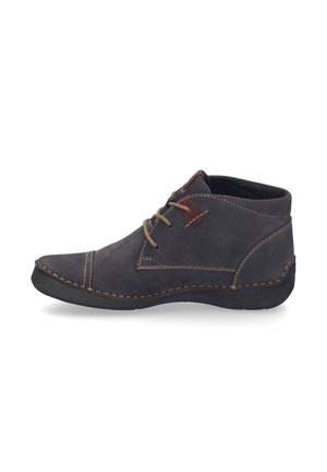 Bottes de cheville en suede gris foncé avec des coutures brunes. Présentent un bout pointu et un design à lacets. Accent de panneau latéral en bourgogne.
