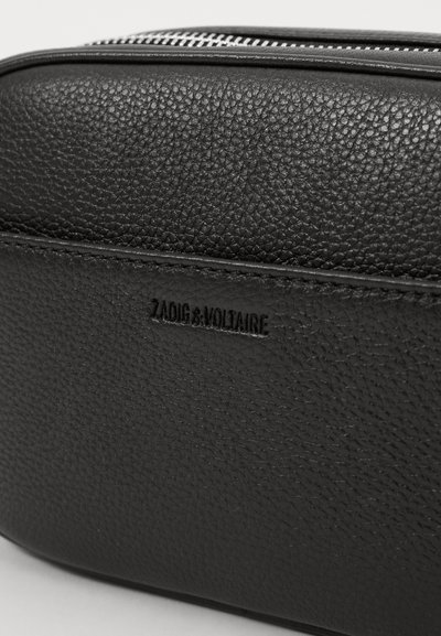 Černá texturovaná kožená taštička s kovovým zipem a embosovaným logem. Povrch má strukturovaný povrch, který zvyšuje přilnavost a odolnost.