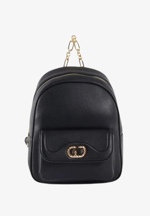 Zaino in pelle nera con forma arrotondata, tracolla in catena dorata, tasca frontale con logo decorativo e texture liscia.