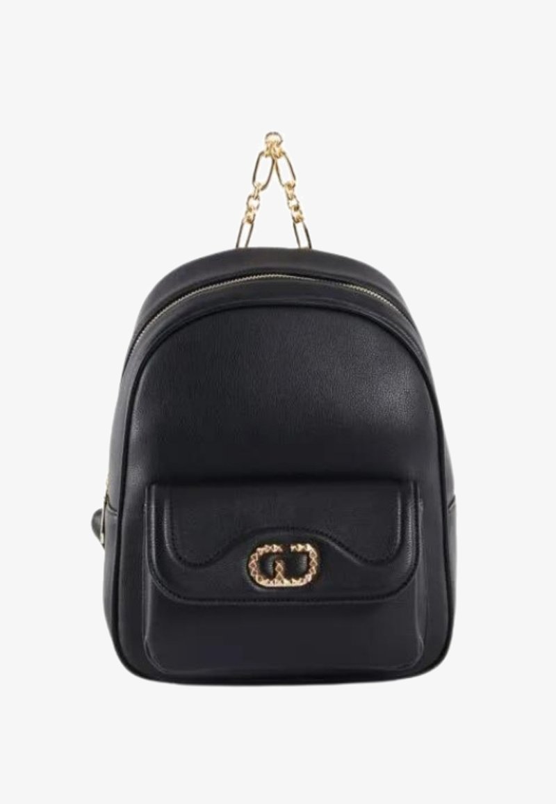 Zaino in pelle nera con forma arrotondata, tracolla in catena dorata, tasca frontale con logo decorativo e texture liscia.