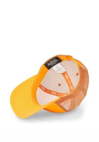 Casquette de camionneur orange avec un front solide et un dos en maille. Dotée d'un bord incurvé, d'une sangle ajustable et d'une étiquette interne de marque.