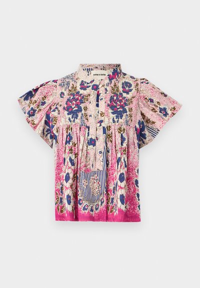 Blouse rose à manches courtes avec motifs floraux bleus, blancs et marron, col montant, devant boutonné et détails de tissu froncé.