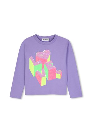 Chemise à manches longues violette avec des blocs tridimensionnels scintillants épelant "LOVE" en rose et jaune sur le devant.