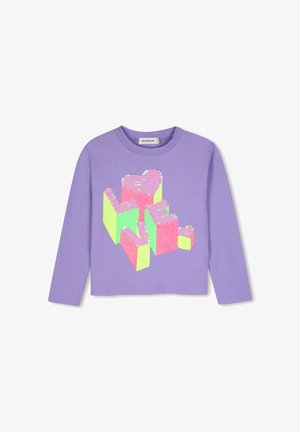 Chemise à manches longues violette avec des blocs tridimensionnels scintillants épelant "LOVE" en rose et jaune sur le devant.
