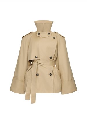 Beżowy płaszcz trencz z wysokim kołnierzem, dwurzędowymi guzikami, paskiem w talii, szerokimi rękawami i pagonami na ramionach.