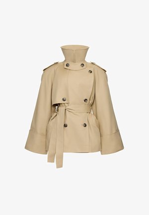 Beżowy płaszcz trencz z wysokim kołnierzem, dwurzędowymi guzikami, paskiem w talii, szerokimi rękawami i pagonami na ramionach.