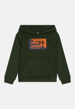 Sweat à capuche vert foncé avec poche avant et logo "Jack & Jones" orange et noir sur la poitrine.