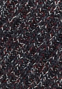 Primo piano di un tessuto a maglia testurizzato con filati intrecciati di grigio scuro, nero, bianco e amaranto in un motivo diagonale.