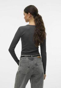 Vero Moda VMCHLOE SHORT - Maglietta a manica lunga - asphalt