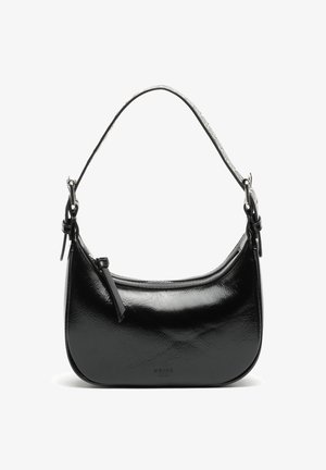 Schwarze Lederhandtasche mit geschwungener Silhouette, glänzender Textur, verstellbarem Gurt und Reißverschlussverschluss. Logo auf der Vorderseite geprägt.