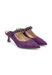 Zapatos slingback de ante morado con punta afilada, adornados con una correa de joyas y un tacón cuadrado bajo. Forro interior suave.