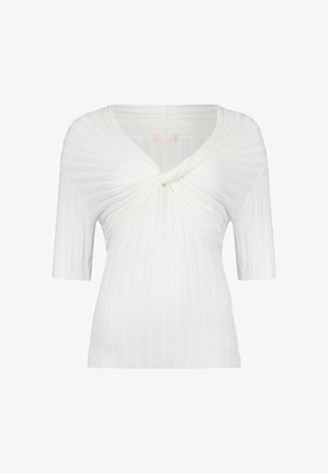 Top blanco con canesú que presenta un escote en V y un detalle torsionado en la parte frontal, con mangas cortas y un acabado liso y texturizado.