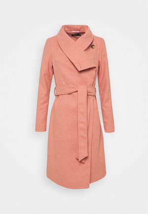 Roze wollen jas met een sjaalkraag, asymmetrische voorkant, een ceintuur om de taille en een decoratieve knoop op de schouder.