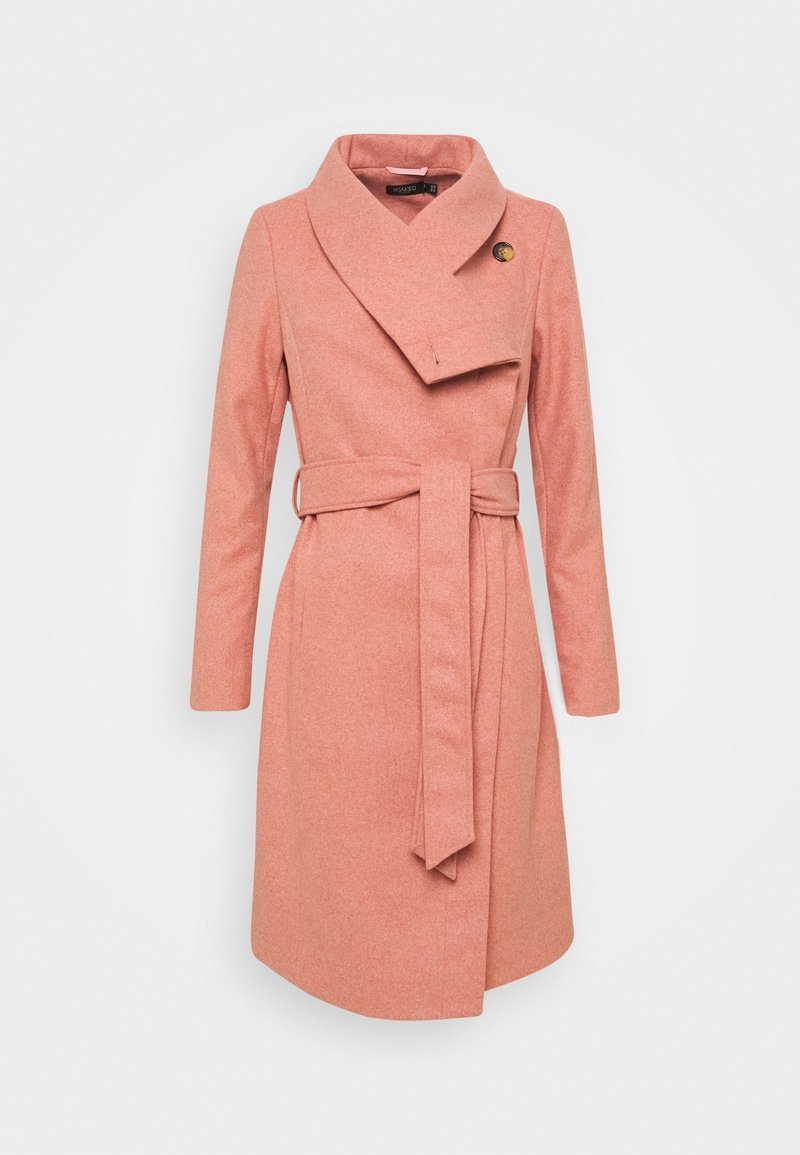 Manteau en laine rose avec col châle, devant asymétrique, ceinture à nouer à la taille et bouton décoratif sur l'épaule.