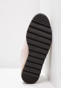 Marcel Ostertag x Tamaris Kotníkové boty na platformě - light pink