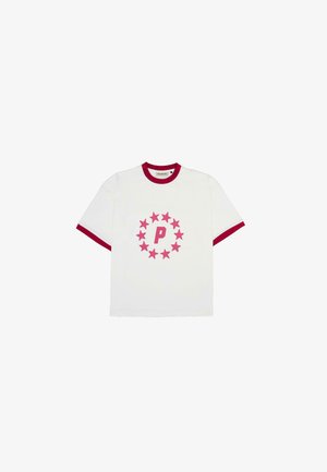 Hvid bomulds t-shirt med korte røde ærmer og udskæring. Har et stort pink bogstav 'P' omgivet af pink stjerner i et cirkulært design.