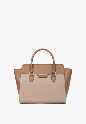 Borsa in pelle marrone e beige con design strutturato, doppi manici superiori, dettagli in hardware dorato e una base piatta per stabilità.