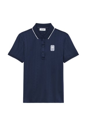 Polo blu navy a maniche corte, caratterizzata da un motivo testurizzato, una patta con due bottoni e dettagli bianchi sul colletto e sulle maniche.