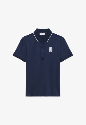 Polo blu navy a maniche corte, caratterizzata da un motivo testurizzato, una patta con due bottoni e dettagli bianchi sul colletto e sulle maniche.